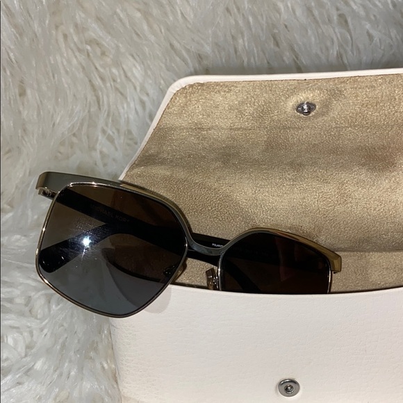 Michael Kors sunglasses with White case - Picture 7 of 9